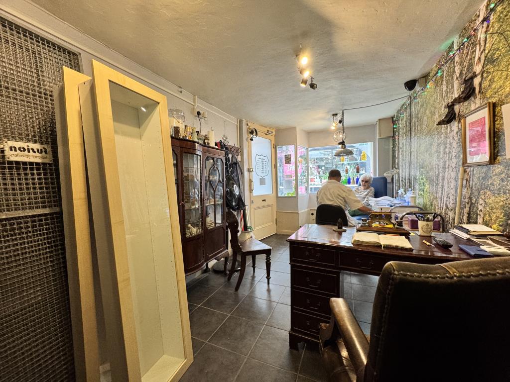 Lot: 31 - COMMERCIAL PROPERTY IN CENTRAL TOWN CENTRE LOCATION - Shop floor space